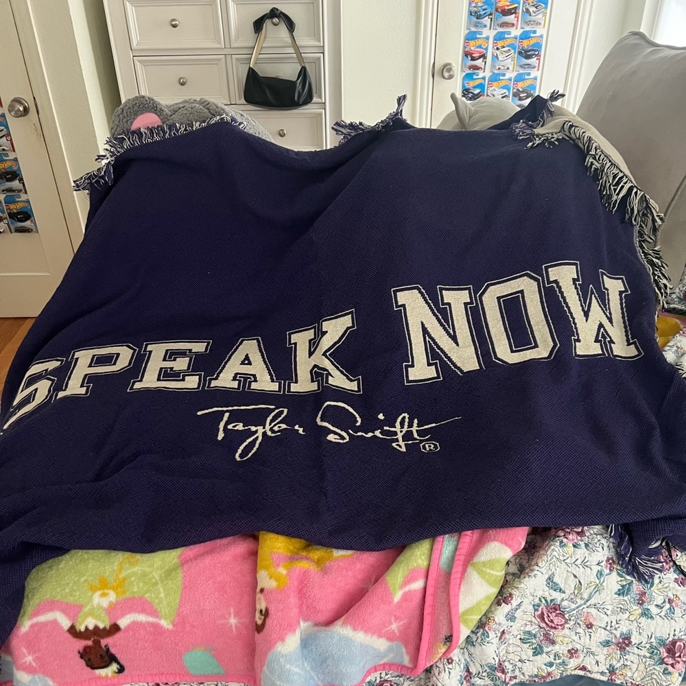 EUC Taylor Swift Speak Now TV Tapestry Blanket